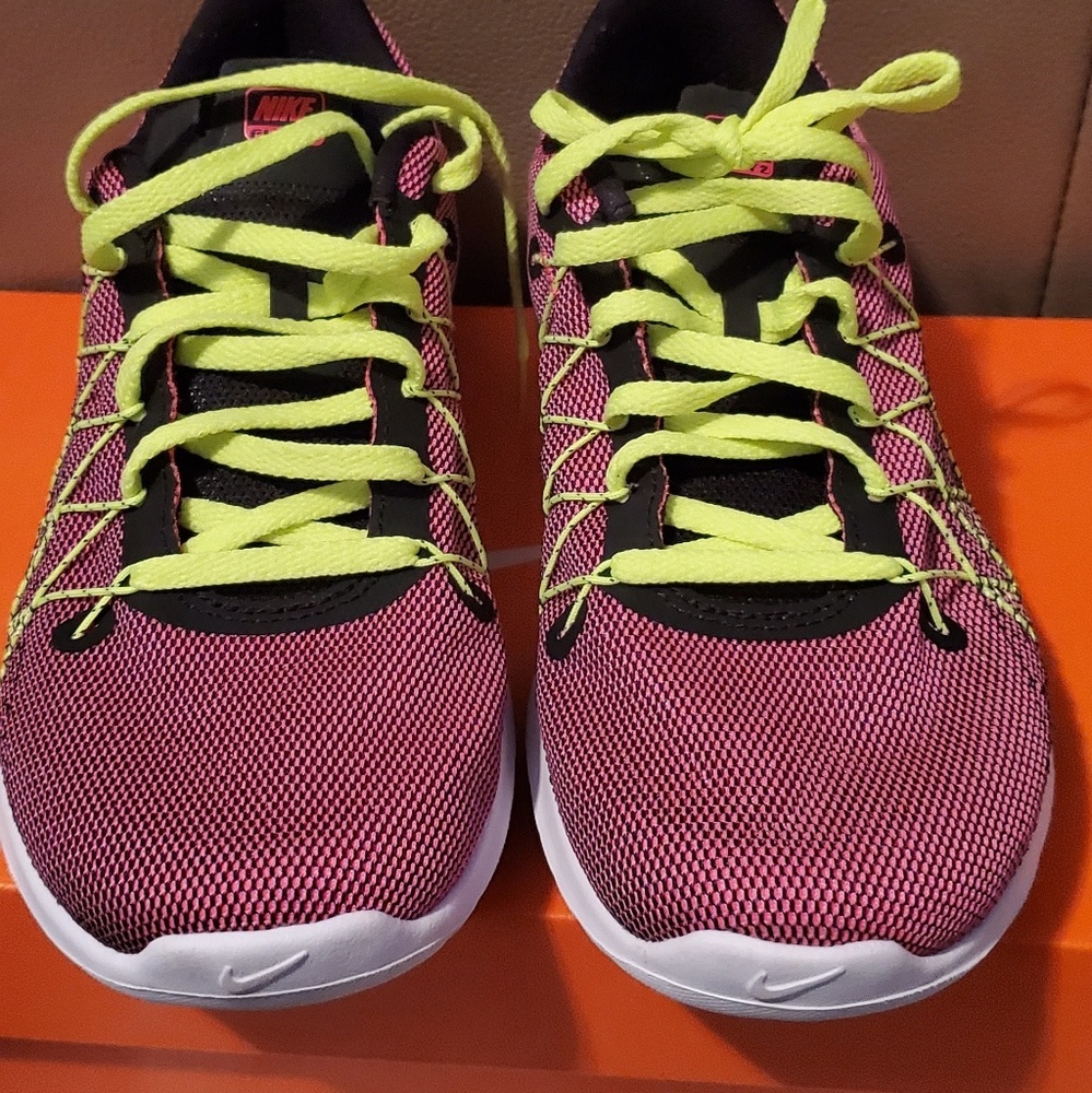 Nike Girls - Picture 3 of 5